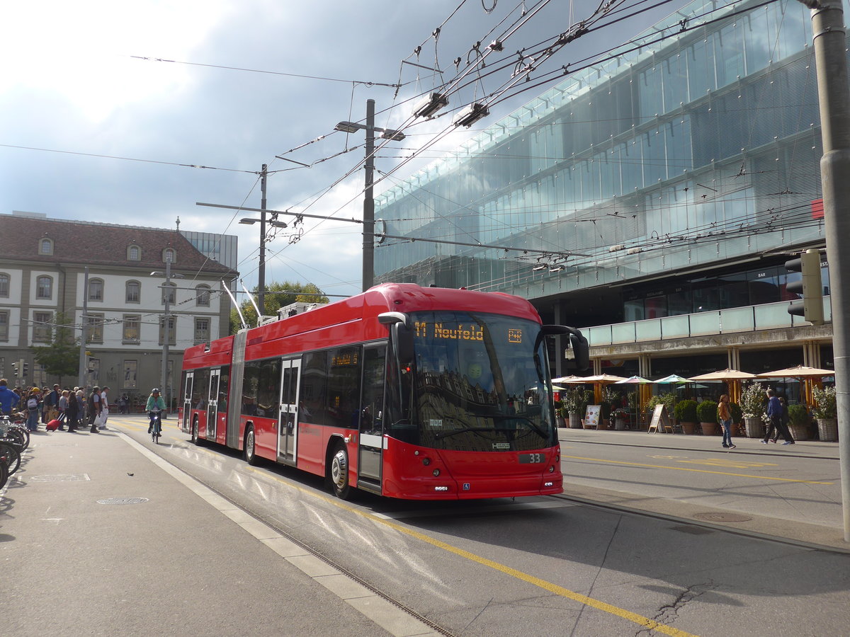 (196'573) - Bernmobil, Bern - Nr. 33 - Hess/Hess Gelenktrolleybus am 3. September 2018 beim Bahnhof Bern