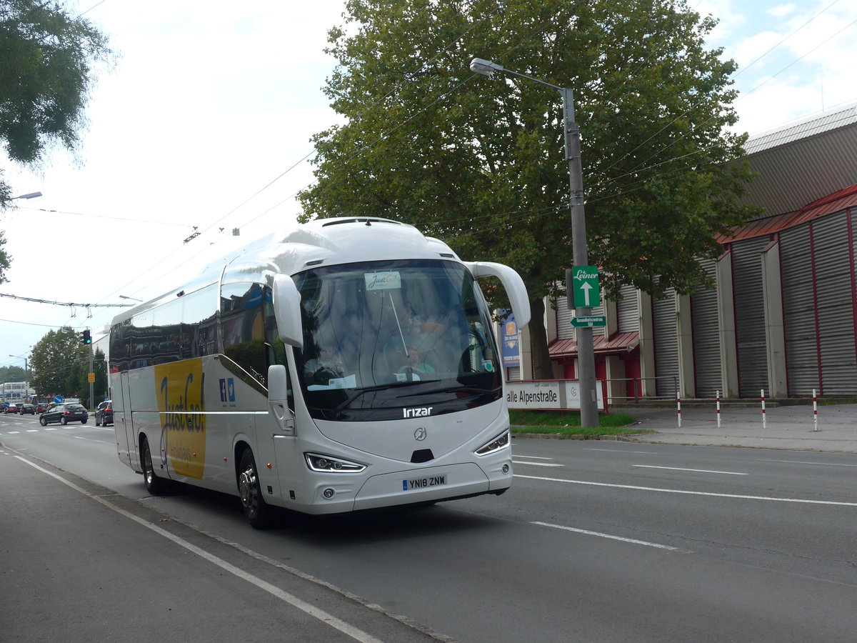 (197'149) - Aus England: Just go!, Cheltenham - YN18 ZNW - Irizar am 13. September 2018 in Salzburg, Polizeidirektion