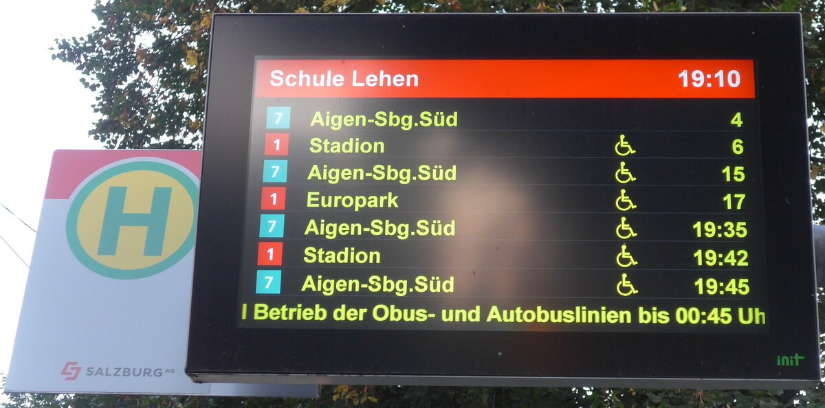 (197'583) - SALZBURG AG-Haltestellenschild und Infobildschirm - Salzburg, Schule Lehen - am 14. September 2018