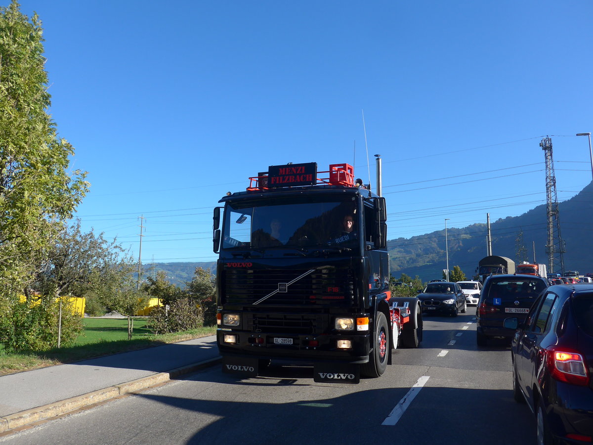 (198'217) - Menzi, Filzbach - GL 28'598 - Volvo am 13. Oktober 2018 in Bilten, Schniserstrasse