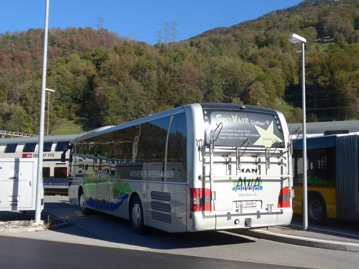 (198'228) - AWA Amden - Nr. 8/SG 39'008 - MAN am 13. Oktober 2018 beim Bahnhof Ziegelbrcke