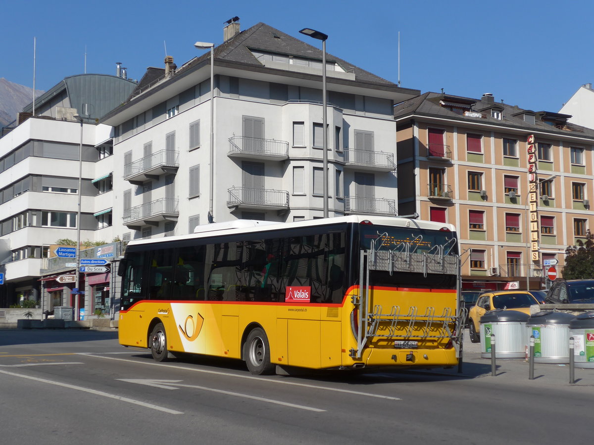 (198'287) - PostAuto Wallis - Nr. 1/VS 429'257 - Iveco am 14. Oktober 2018 beim Bahnhof Sion
