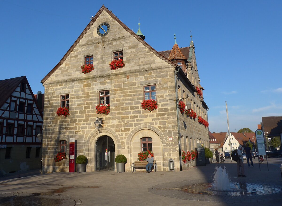 (198'304) - Bus-Haltestelle am 15. Oktober 2018 in Altdorf, Marktplatz