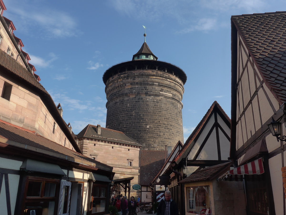 (198'311) - Der Neutorturm am 16. Oktober 2018 in Nrnberg