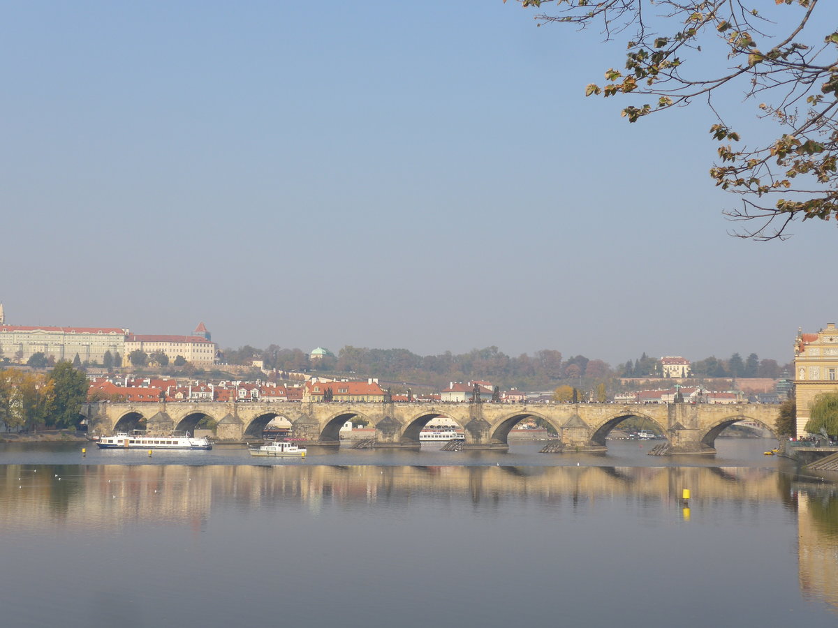 (198'399) - Karlsbrcke ber die Moldau am 18. Oktober 2018 in Praha