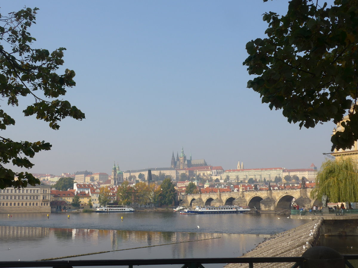 (198'400) - Prager Burg und Karlsbrcke an der Moldau am 18. Oktober 2018 in Praha