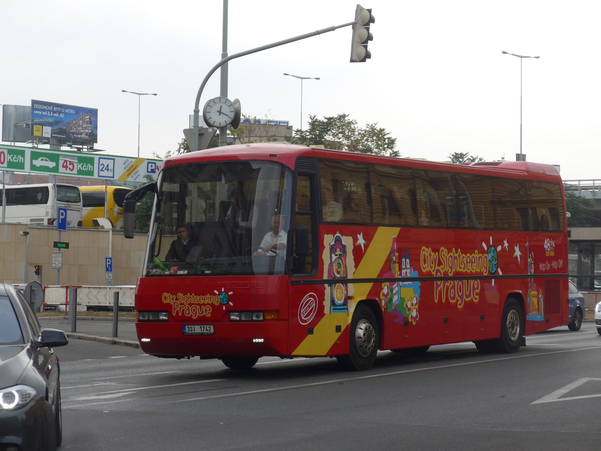 (198'580) - Sightseeing, Praha - 3SI 1742 - Neoplan am 19. Oktober 2018 in Praha, Florenc