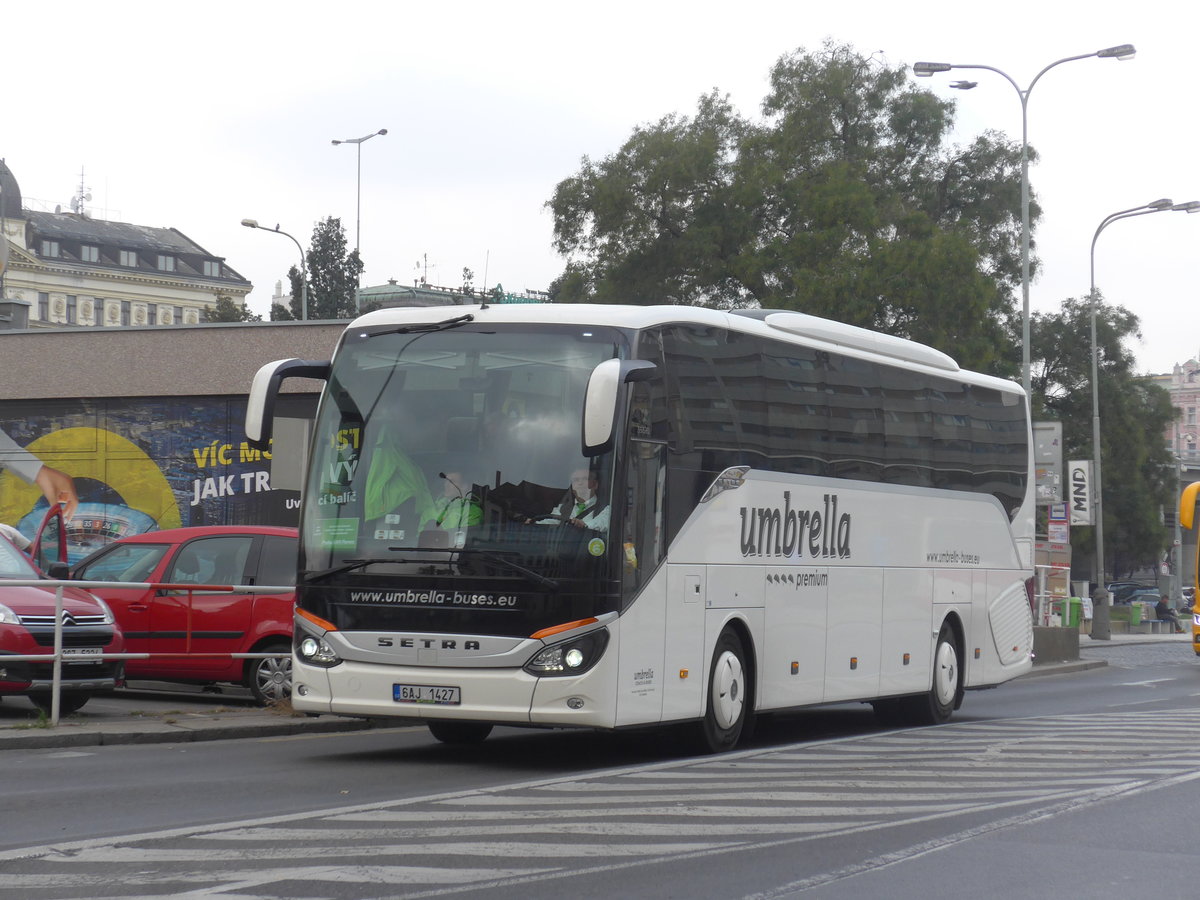 (198'590) - Umbrella, Praha - 6AJ 1427 - Setra am 19. Oktober 2018 in Praha, Florenc