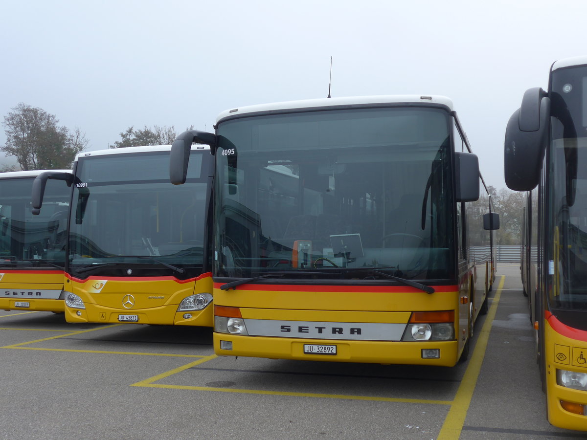 (199'205) - CarPostal Ouest - JU 32'892 - Setra (ex Nr. 19) am 4. November 2018 in Develier, Parkplatz