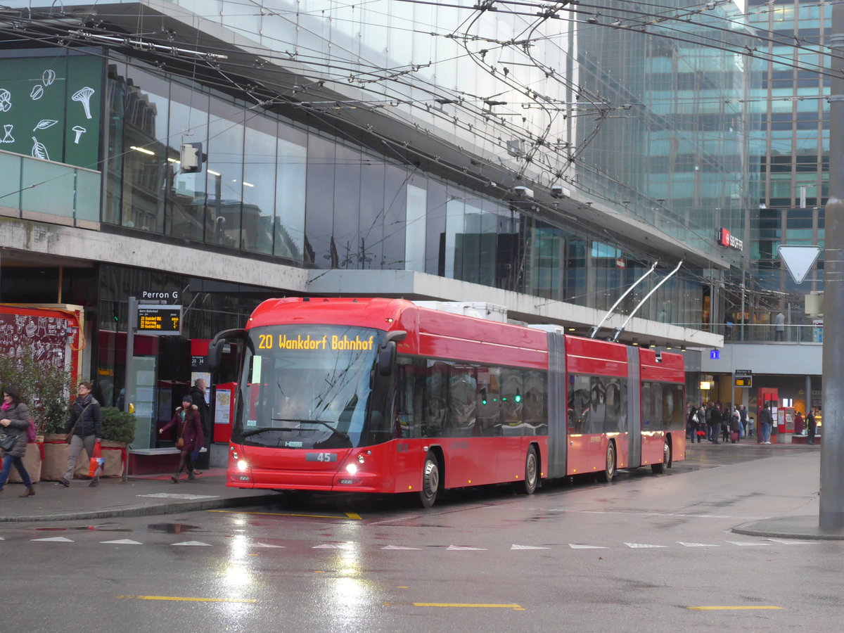 (199'943) - Bernmobil, Bern - Nr. 45 - Hess/Hess Doppelgelenktrolleybus am 10. Dezember 2018 beim Bahnhof Bern