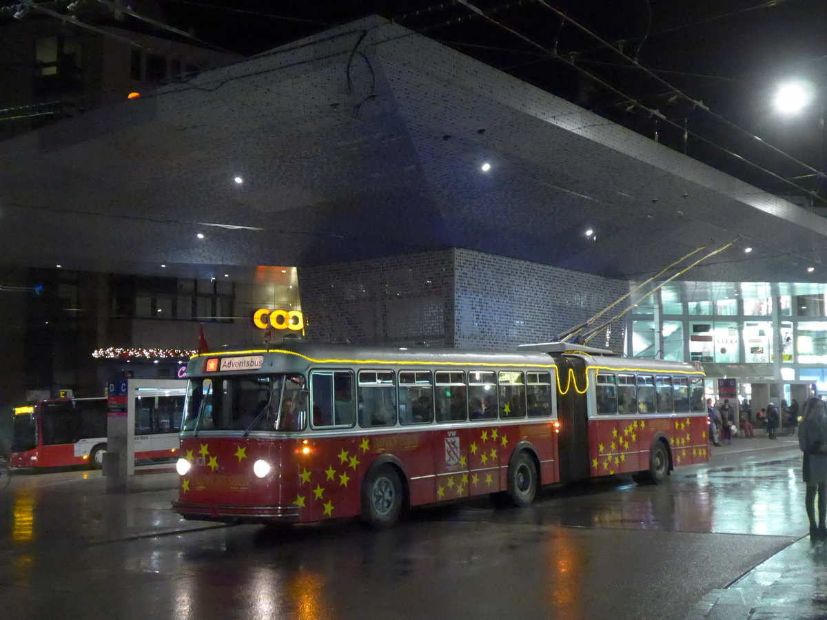 (200'084) - VW Winterthur - Nr. 101 - FBW/SWS Gelenktrolleybus am 22. Dezember 2018 beim Hauptbahnhof Winterthur 