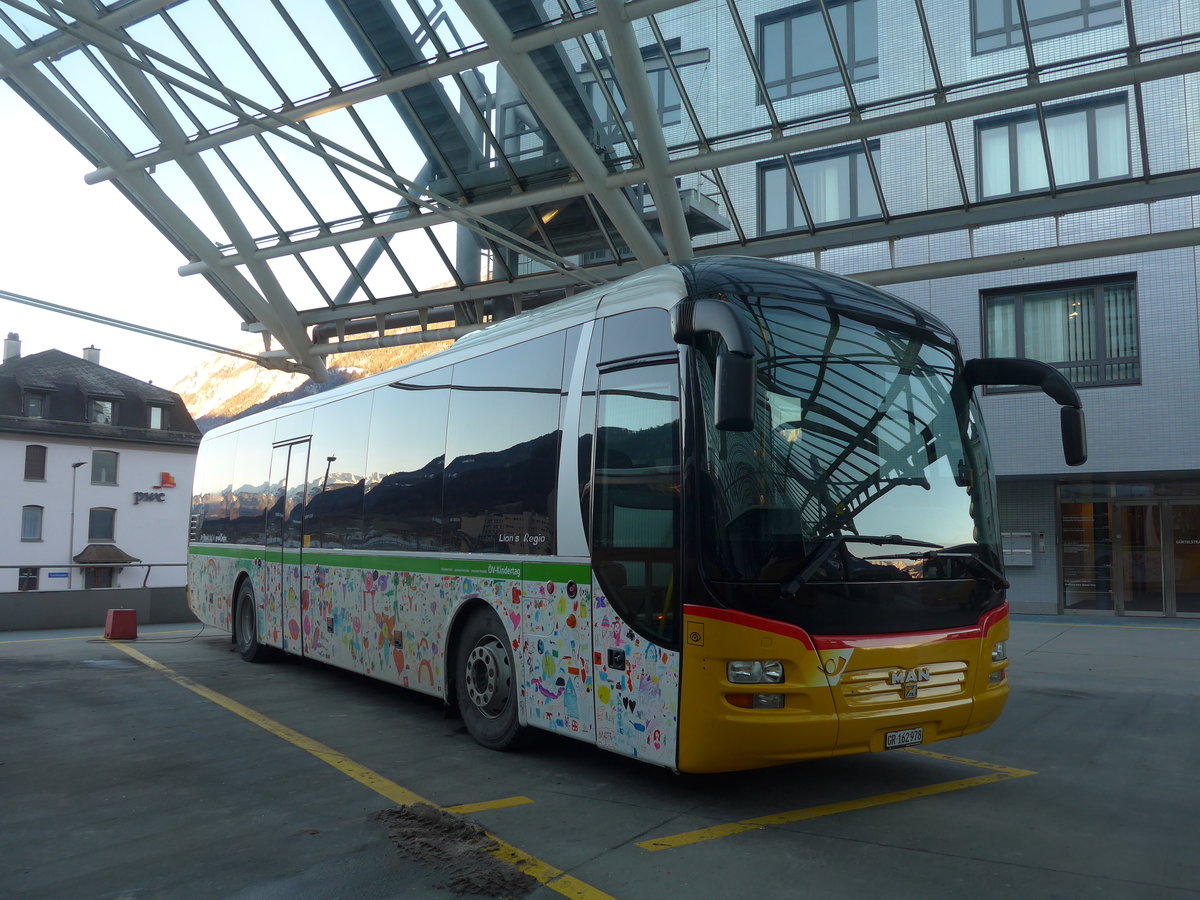 (200'253) - PostAuto Graubnden - GR 162'978 - MAN am 26. Dezember 2018 in Chur, Postautostation