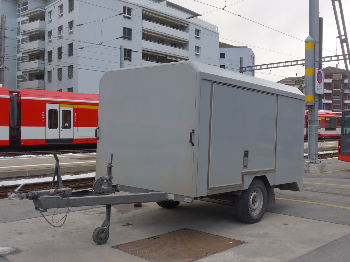 (201'363) - PostAuto Wallis - VS 258'980 - Car-Tech Gepckanhnger am 27. Januar 2019 beim Bahnhof Brig