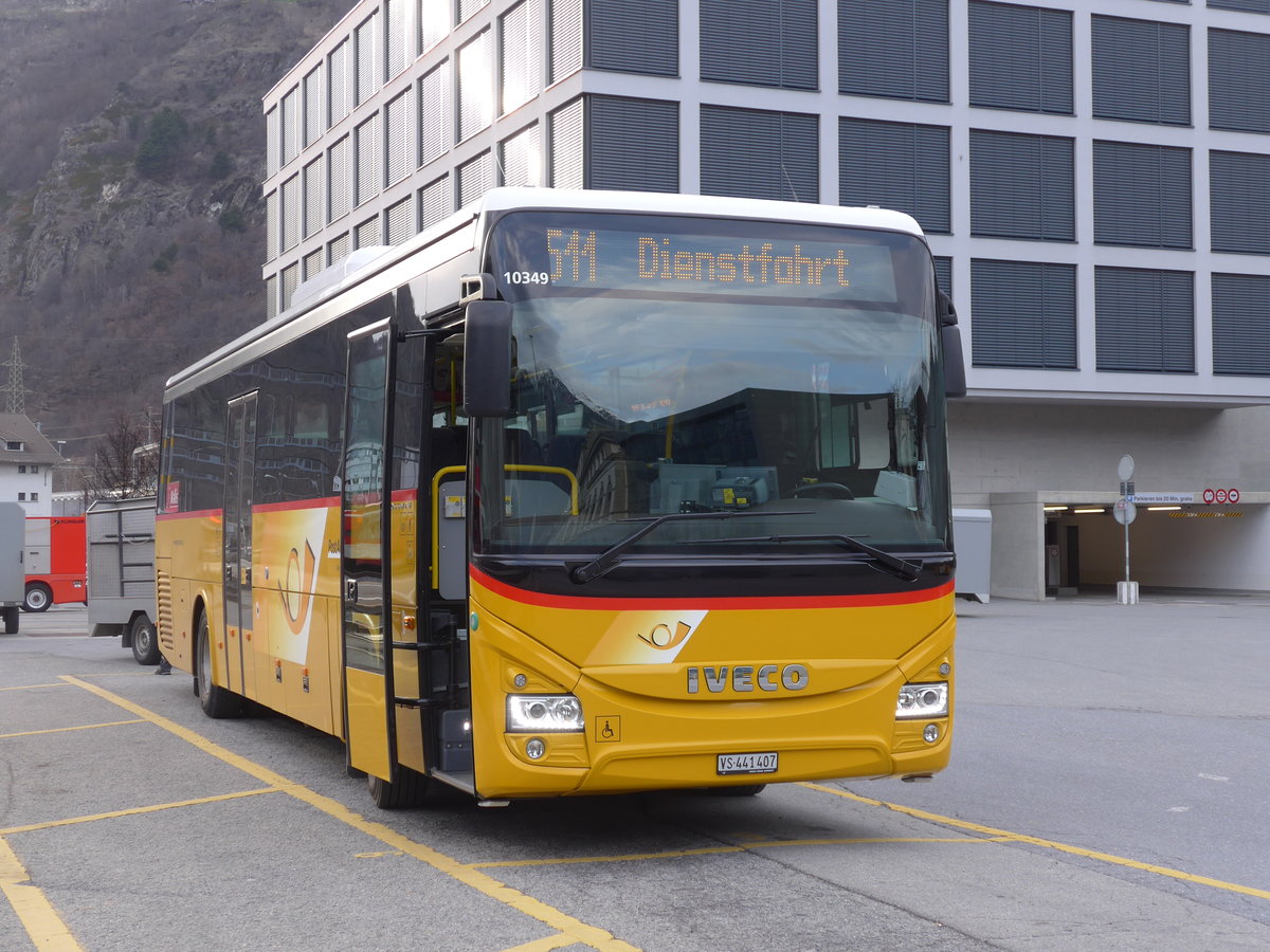 (202'476) - PostAuto Wallis - VS 441'407 - Iveco am 17. Mrz 2019 beim Bahnhof Brig