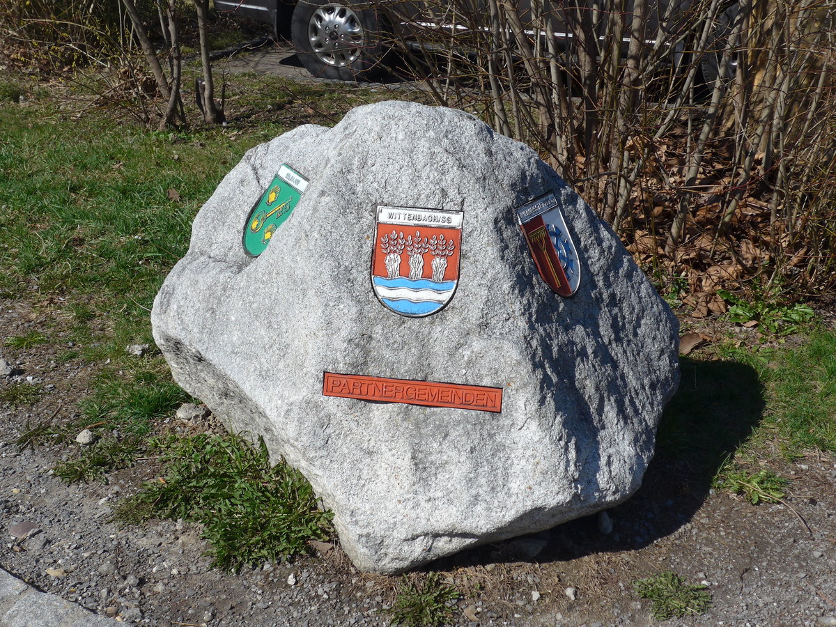 (202'711) - Stein mit den Wappen der Partnergemeinden von Wittenbach am 21. Mrz 2019 beim Bahnhof Wittenbach