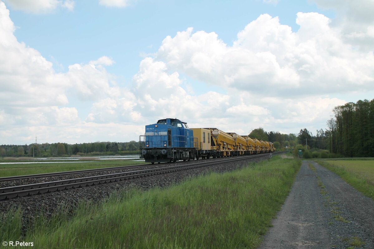 203 053 mit einem Bauzug aus München gen Hof bei Oberteich. 29.05.21