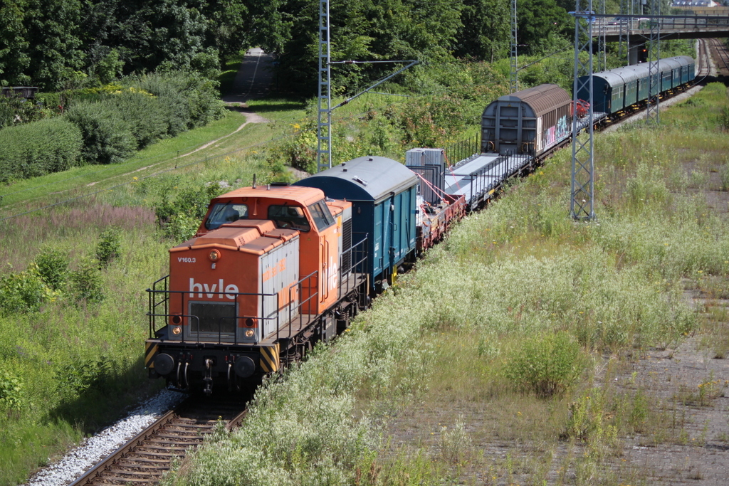 203 105-2(V160.3)mit dem Theaterzug Das Letzte Kleinod von Stralsund nach Stade bei der Durchfahrt im Haltepunkt Rostock-Kassebohm.09.07.2017