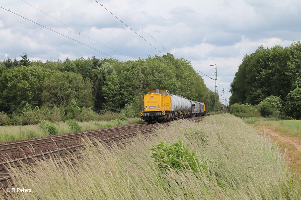 203 316-5 und 203 310-8 mit dem Unkrautvernichtungszug (Blümchentod) bei Bischofsheim. 30.05.15