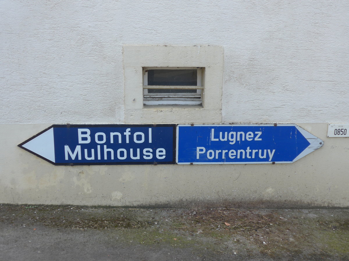 (203'716) - Alter und neuer Wegweiser am 15. April in Beurnevsin