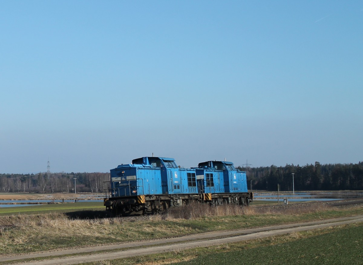 204 022-2 + 204 010-6 als LZ statt leer Autozug Regensburg - Mosel bei Oberteich. 17.03.16