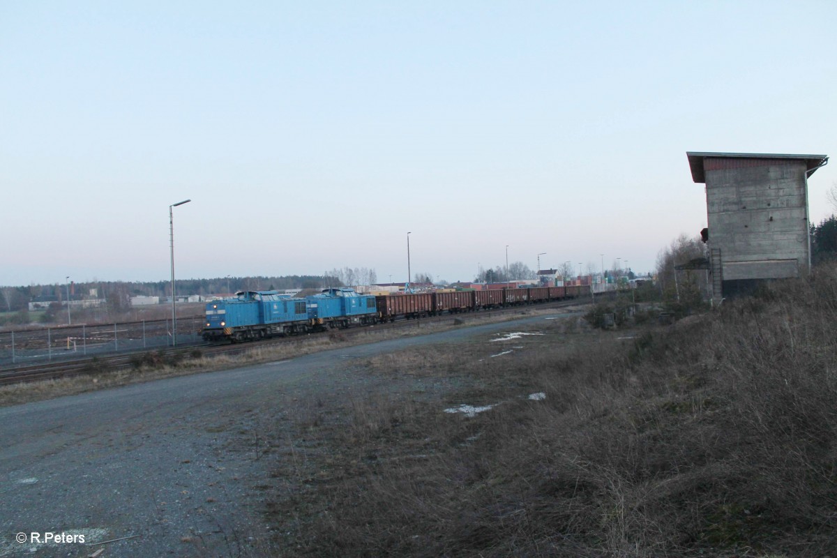 204 036-6 und 204 011-5 mit leer Holzzug Wiesau - Cheb bei der Abfahrt. 27.02.16