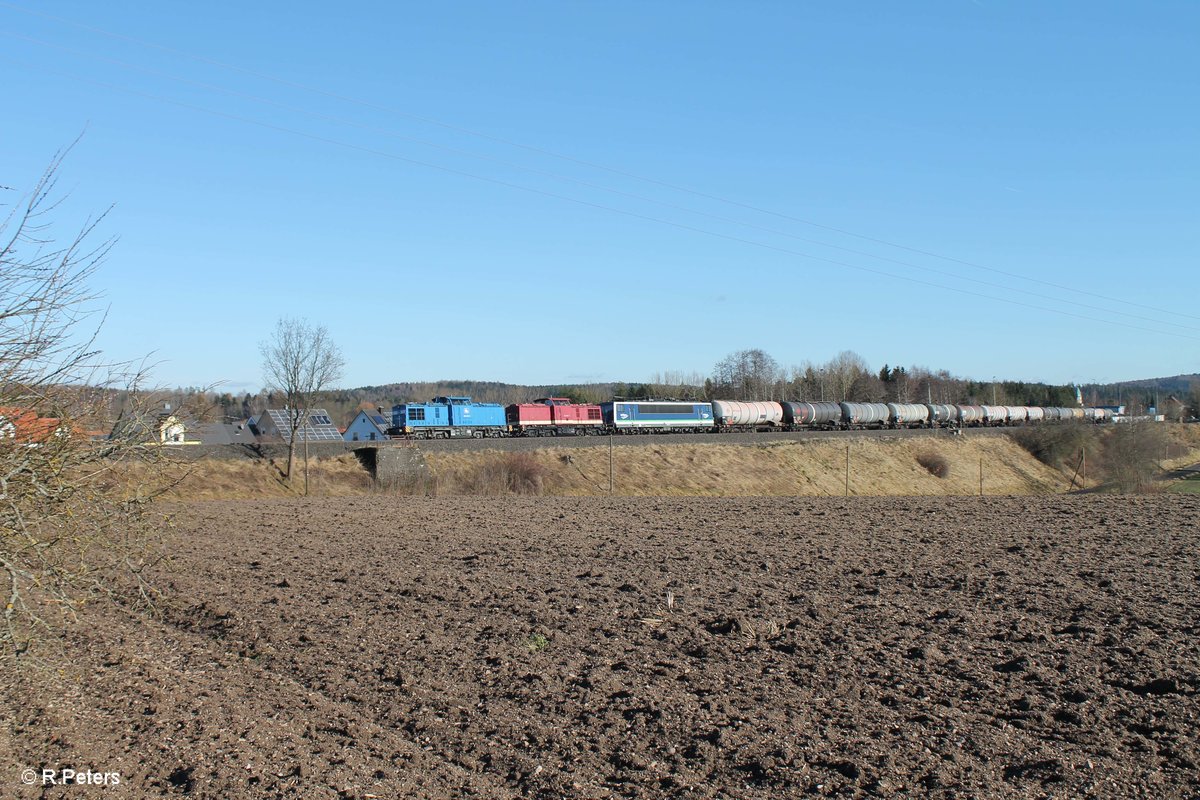 204 036-6 PRESS und 204 354-5 MTEG und 155 045-9 Integro ziehen bei Pechbrunn ein Kesselzug aus Weiden gen Hof. 30.01.18