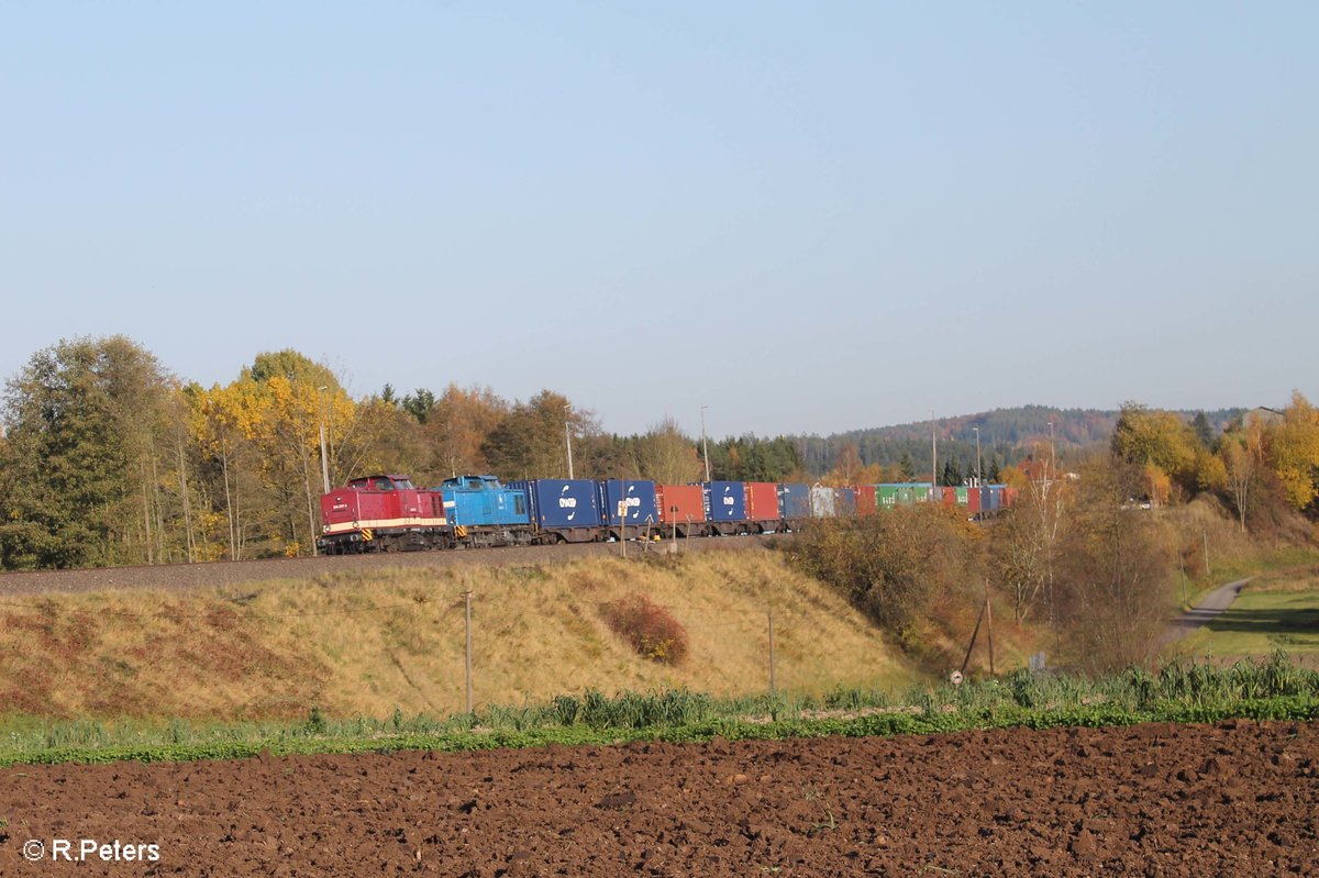 204 237-2 und 204 010-6 ziehen zwischen Pechbrunn und Großschlattengrün den Wiesau Containerzug nach Hof. 16.10.17