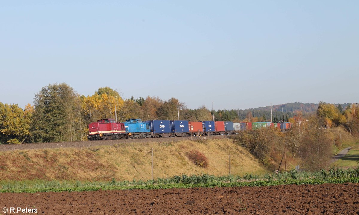 204 237-2 und 204 010-6 ziehen zwischen Pechbrunn und Großschlattengrün den Wiesau Containerzug nach Hof. 16.10.17