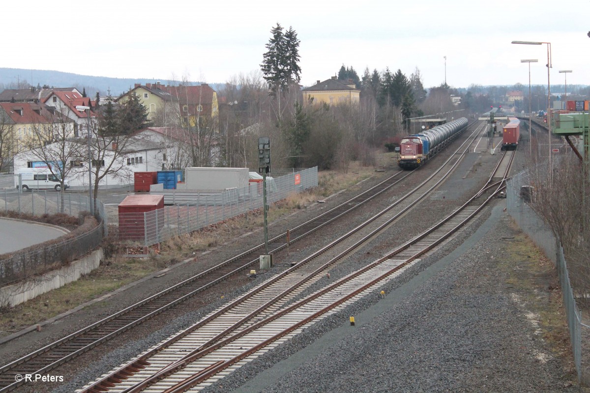 204 237-2 und 204 044-6 mit einem Kesselzug nach hauer Weiden bei der durchfahrt in Wiesau. 26.02.16