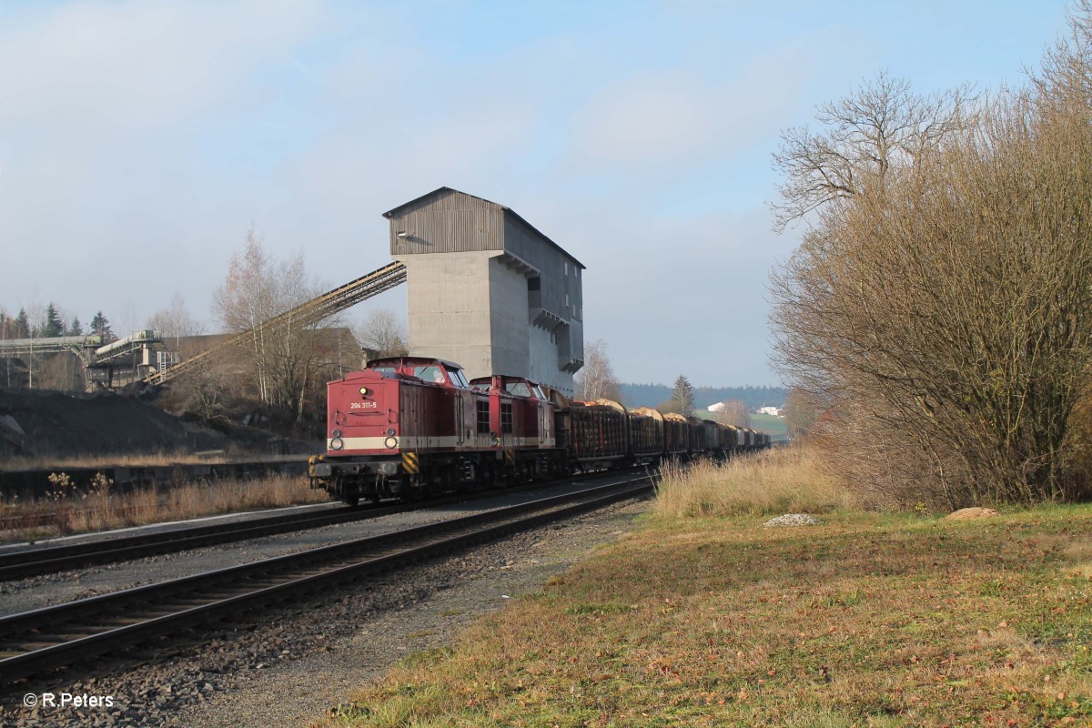 204 311-5 + 204 347-9 mit dem Holzzug nach Wiesau in Pechbrunn, am Zugschluss hängt 118 770. 22.11.14