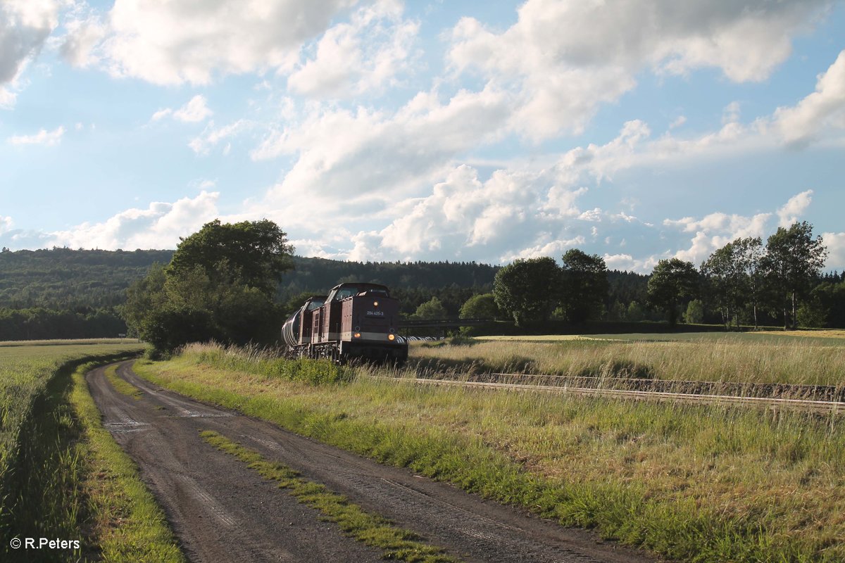 204 425-3 und 204 271-1 mit einem Kesselzug bei Oberteich. 15.06.16