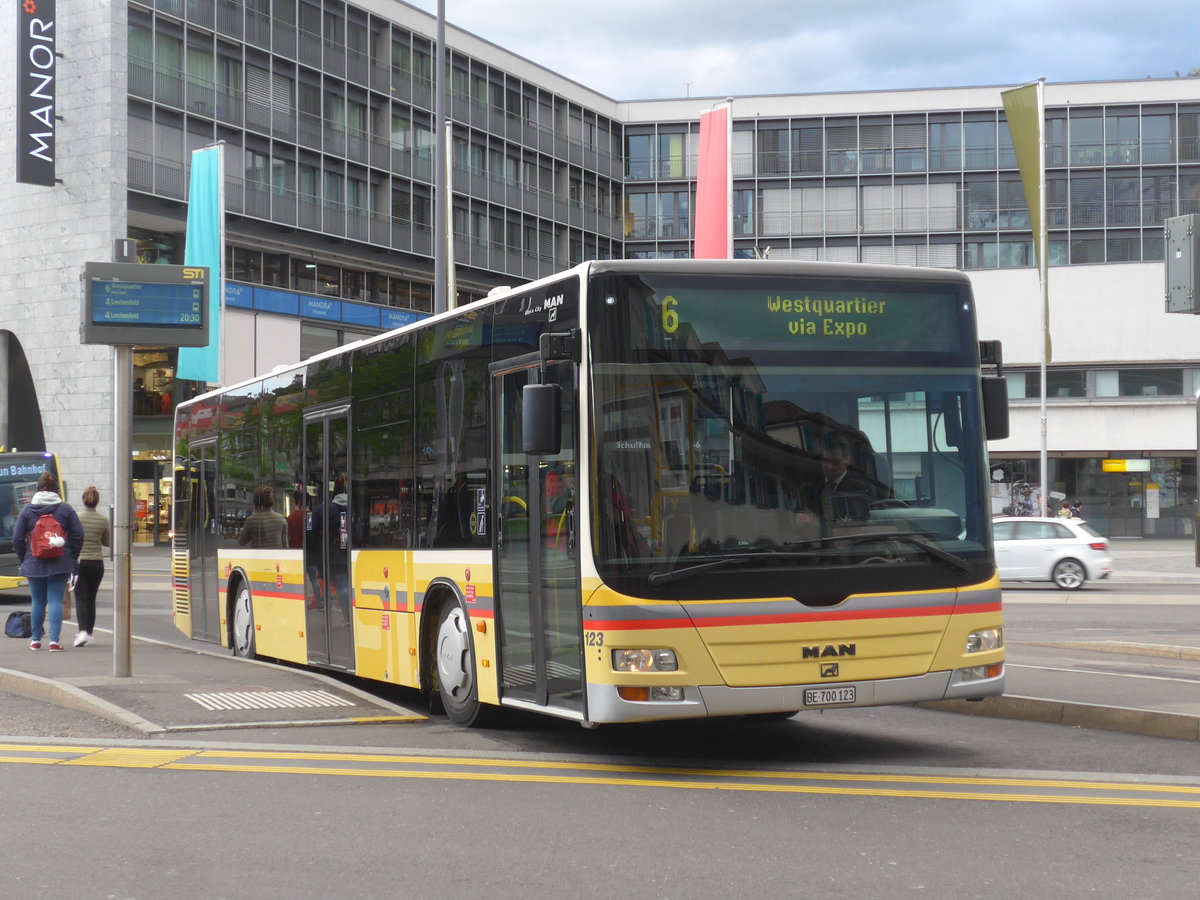 (204'563) - STI Thun - Nr. 123/BE 700'123 - MAN am 2. Mai 2019 beim Bahnhof Thun