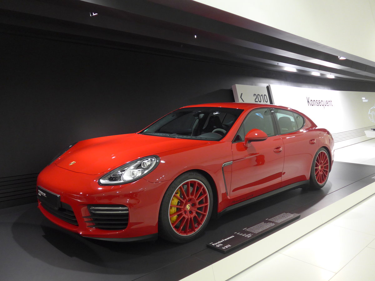 (204'636) - Porsche Panamera am 9. Mai 2019 in Zuffenhausen, Porsche Museum