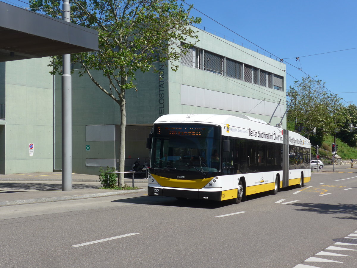 (205'901) - VBSH Schaffhausen - Nr. 102 - Hess/Hess Gelenktrolleybus am 8. Juni 2019 beim Bahnhof Schaffhausen