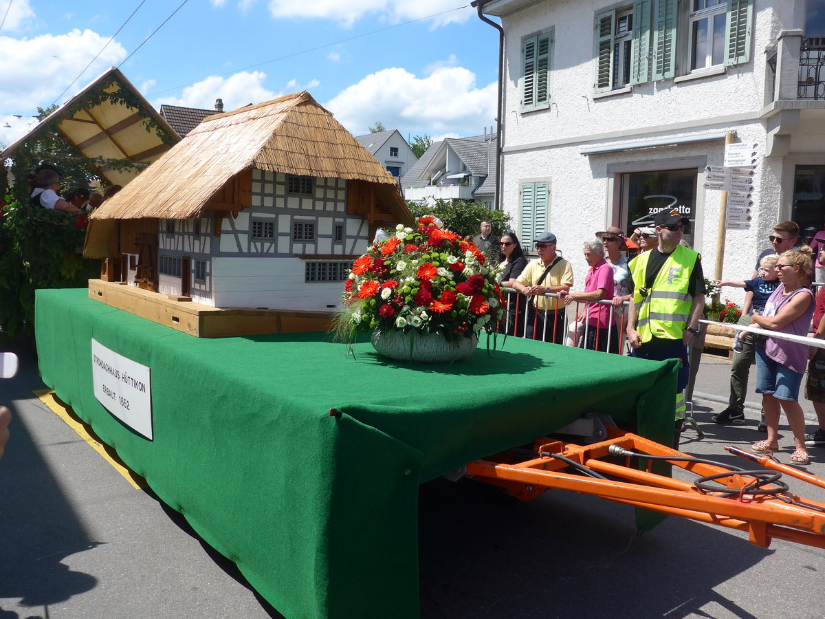 (206'727) - Strohdachhaus aus Httikon am 23. Juni 2019 am Jodlerfest-Umzug in Winterthur