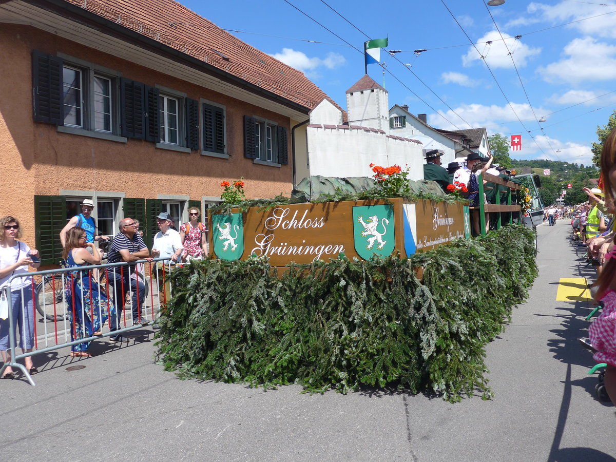 (206'729) - Das Schloss Grningen am 23. Juni 2019 am Jodlerfest-Umzug in Winterthur