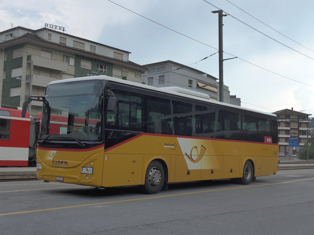 (206'920) - PostAuto Wallis - VS 432'710 - Iveco am 30. Juni 2019 beim Bahnhof Brig