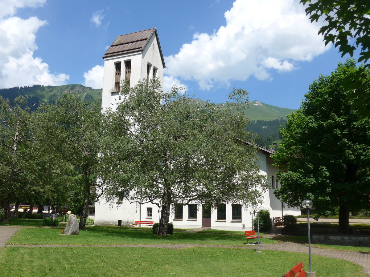 (206'940) - Die Kirche Lenk mit Bumen am 1. Juli 2019
