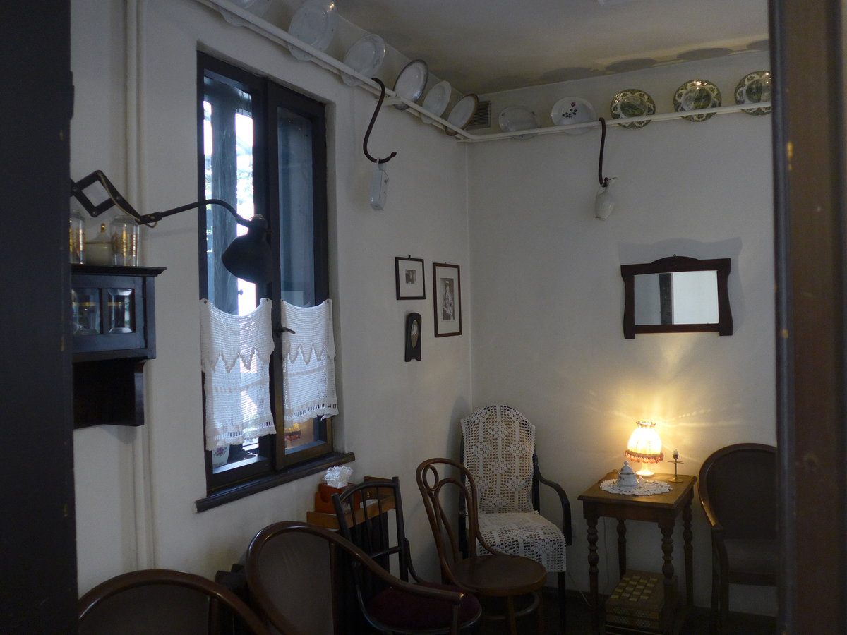 (206'962) - Sthle, Geschirr und Bilder im Checkpoint Charly am 2. Juli 2019 in Sofia