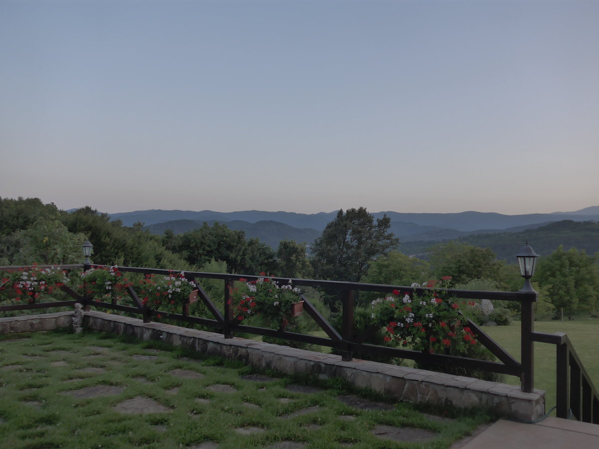 (206'976) - Auf dem Vorplatz des Gstehauses Milkana am 2. Juli 2019 in Gabrovo