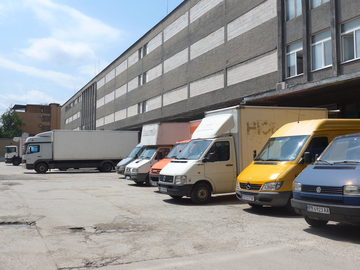 (207'219) - Diverse Lieferfahrzeuge am 4. Juli 2019 bei der Brocki-Verteilzentrale in Gabrovo