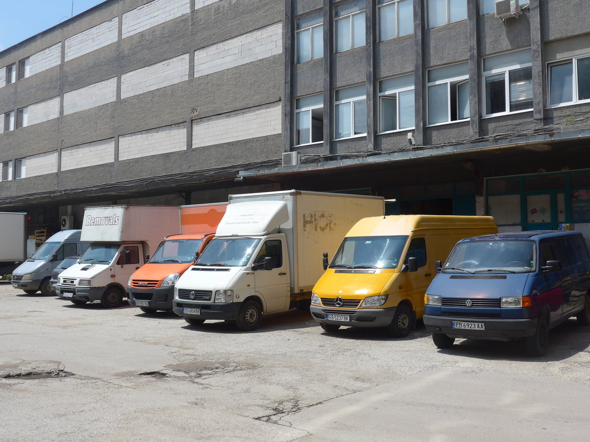 (207'220) - Diverse Lieferfahrzeuge am 4. Juli 2019 bei der Brocki-Verteilzentrale in Gabrovo