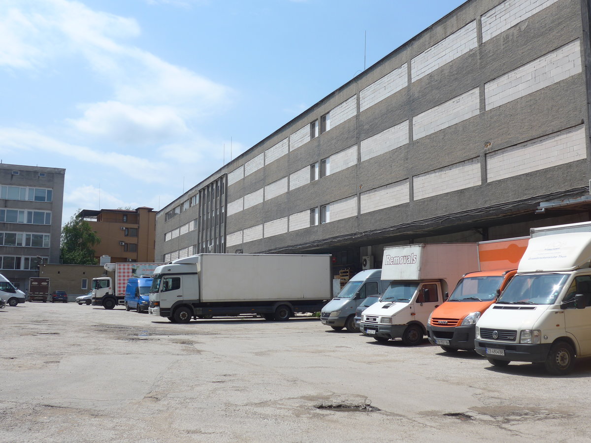 (207'221) - Diverse Lieferfahrzeuge am 4. Juli 2019 bei der Brocki-Verteilzentrale in Gabrovo