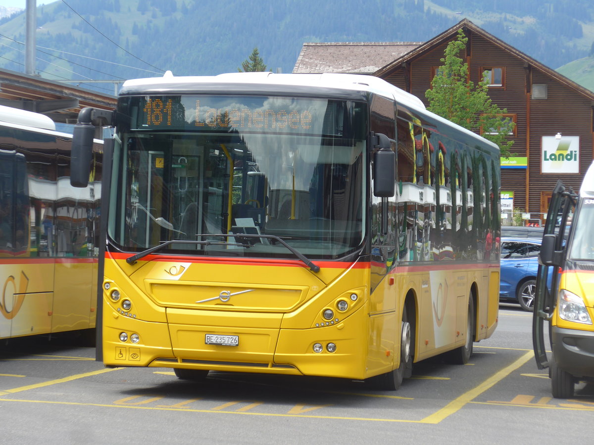 (208'548) - Kbli, Gstaad - BE 235'726 - Volvo am 5. August 2019 beim Bahnhof Gstaad