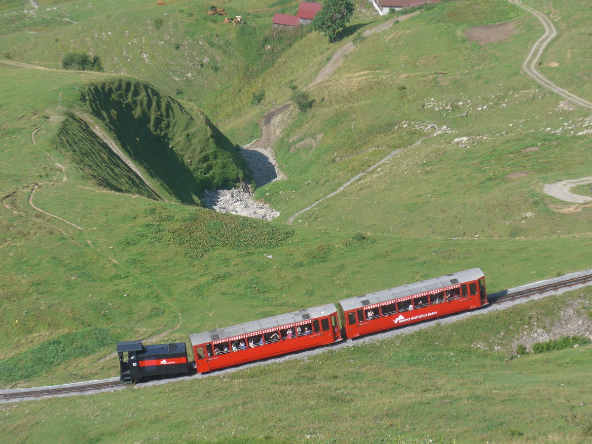 (209'126) - BRB-Diesellokomotive mit zwei Personenwagen - Nr. 10 - am 31. August 2019 auf dem Weg zum Brienzer Rothorn