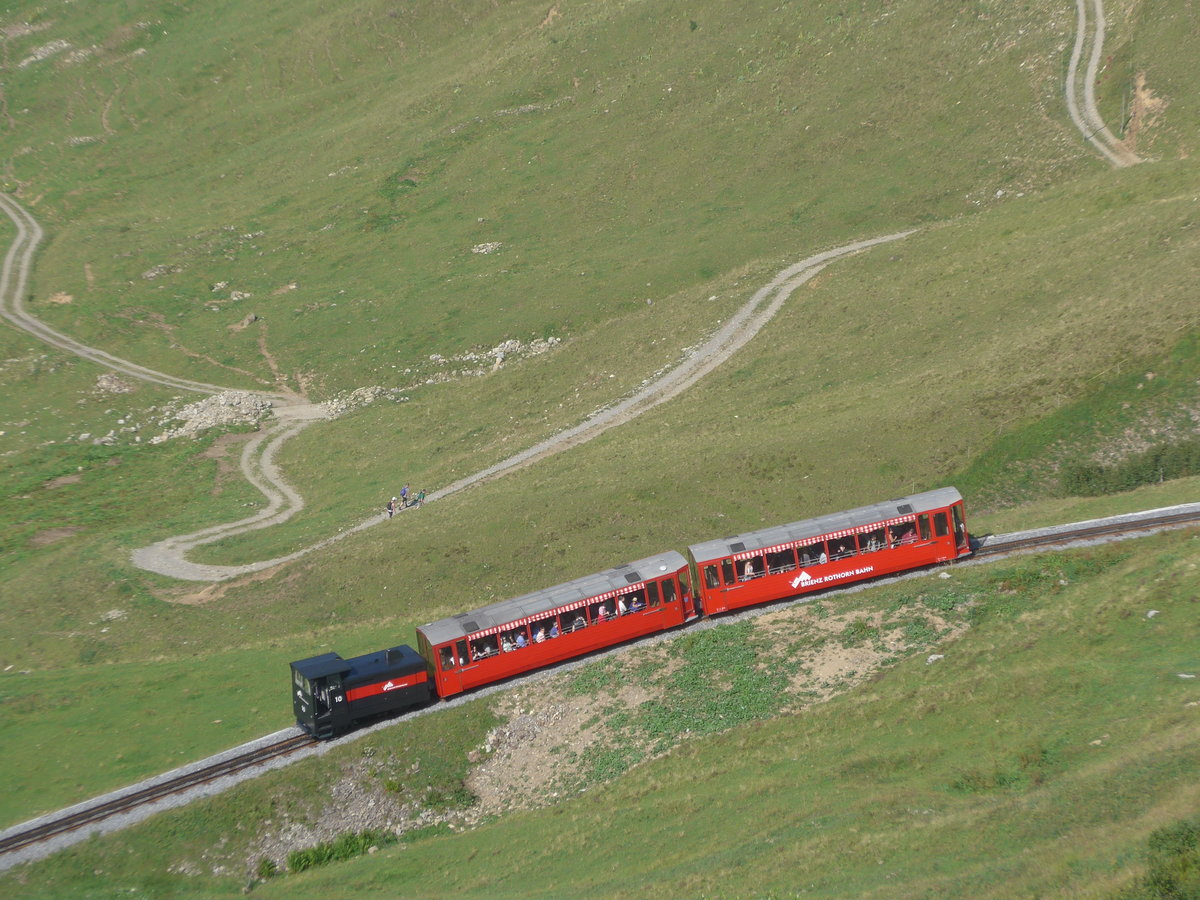 (209'127) - BRB-Diesellokomotive mit zwei Personenwagen - Nr. 10 - am 31. August 2019 auf dem Weg zum Brienzer Rothorn
