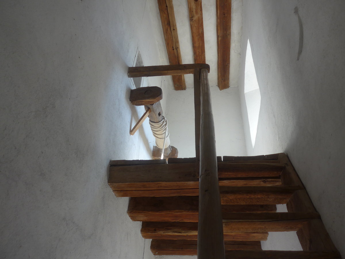 (209'465) - Aufzug zur Folterkammer im Hexenturm am 9. September 2019 in Sion