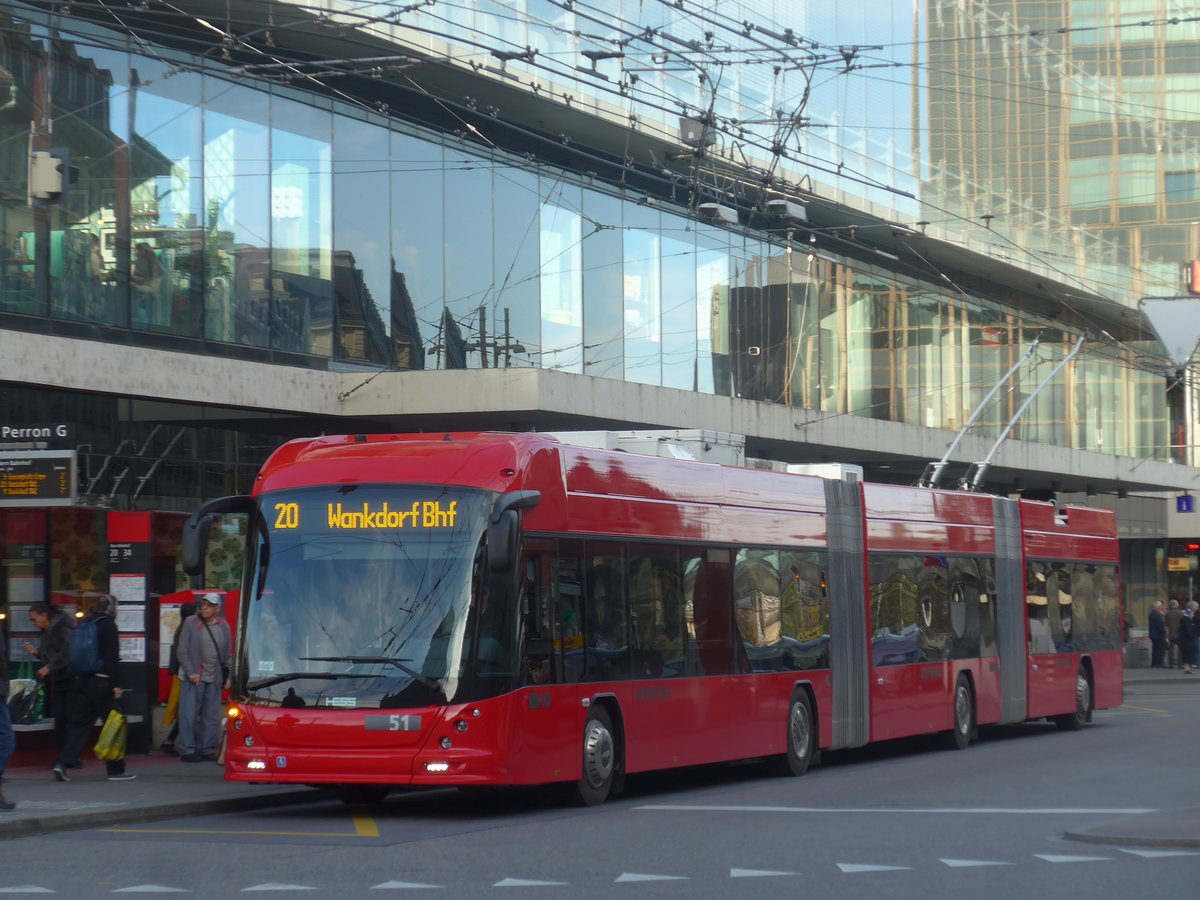 (210'097) - Bernmobil, Bern - Nr. 51 - Hess/Hess Doppelgelenktrolleybus am 12. Oktober 2019 beim Bahnhof Bern