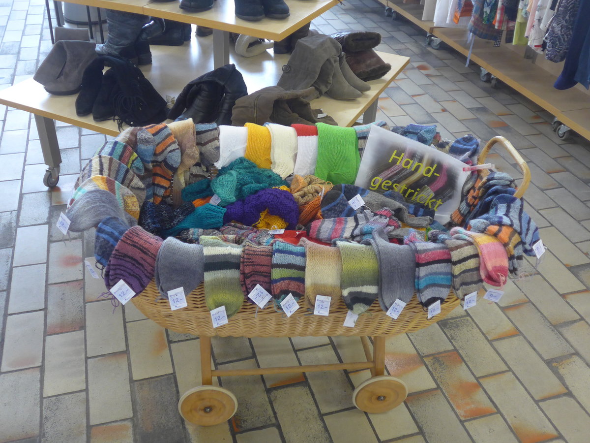 (210'490) - Handgestrickte Socken und Mtzen am 23. Oktober 2019 im BrockiShop Thun