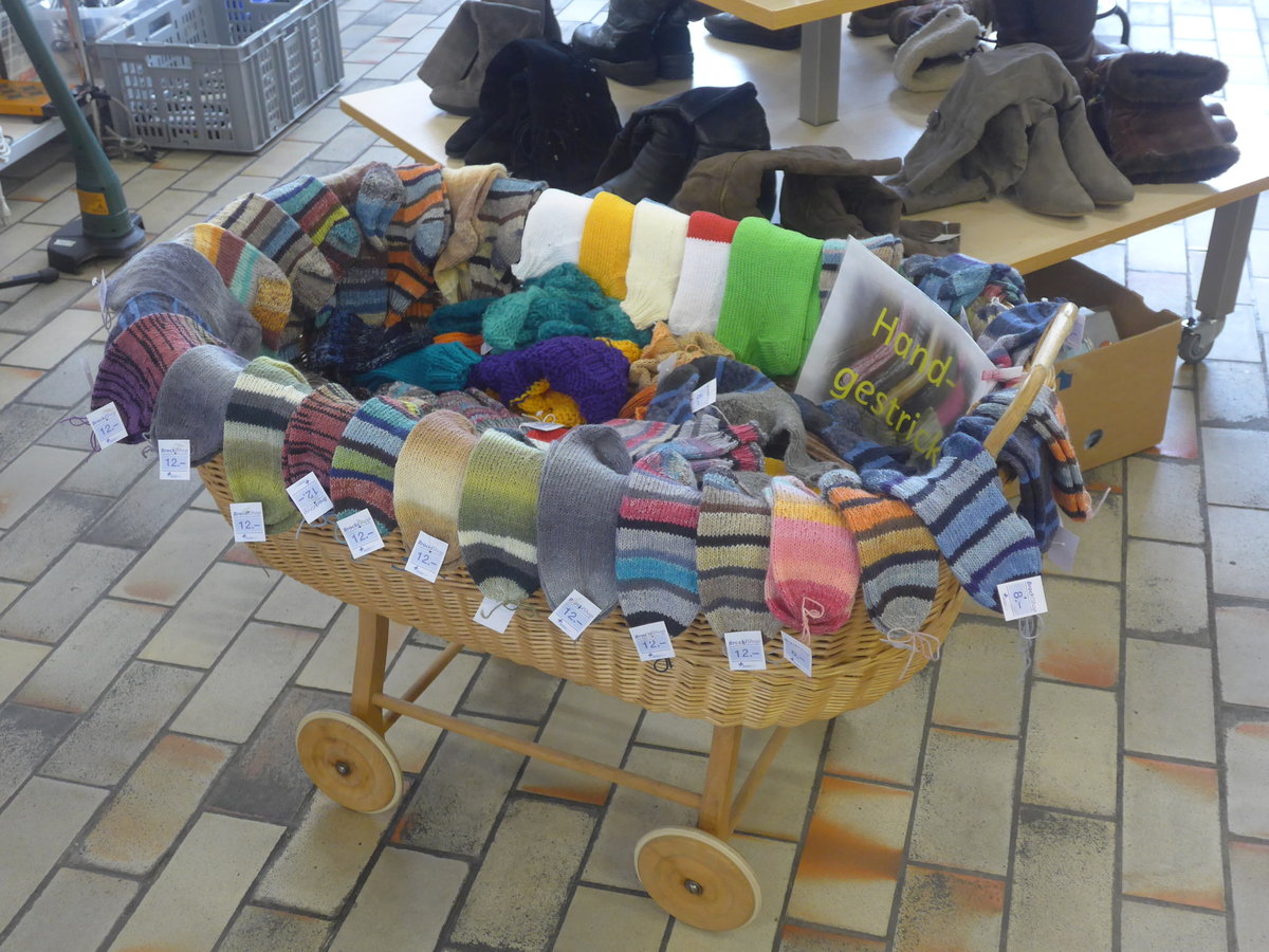 (210'491) - Handgestrickte Socken und Mtzen am 23. Oktober 2019 im BrockiShop Thun